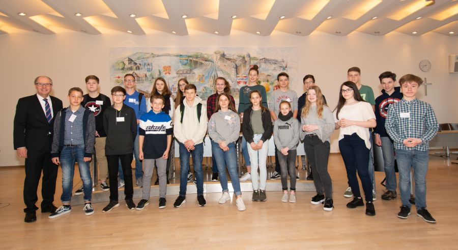 Vorwärts in die Zukunft: Landrat Manfred Müller (links im Bild) begrüßte die Mädchen und Jungen zum  Girls`Day und Boys`Day in der Paderborner Kreisverwaltung (auf dem Bild sind nicht alle Boys und Girls abgebildet, ein Teil befindet sich in den Außenstellen) (Foto: © Amt für Presse- und Öffentlichkeitsarbeit, Kreis Paderborn, Julian Sprenger) Vorwärts in die Zukunft: Landrat Manfred Müller (links im Bild) begrüßte die Mädchen und Jungen zum  Girls`Day und Boys`Day in der Paderborner Kreisverwaltung (auf dem Bild sind nicht alle Boys und Girls abgebildet, ein Teil befindet sich in den Außenstellen) (Foto: © Amt für Presse- und Öffentlichkeitsarbeit, Kreis Paderborn, Julian Sprenger)